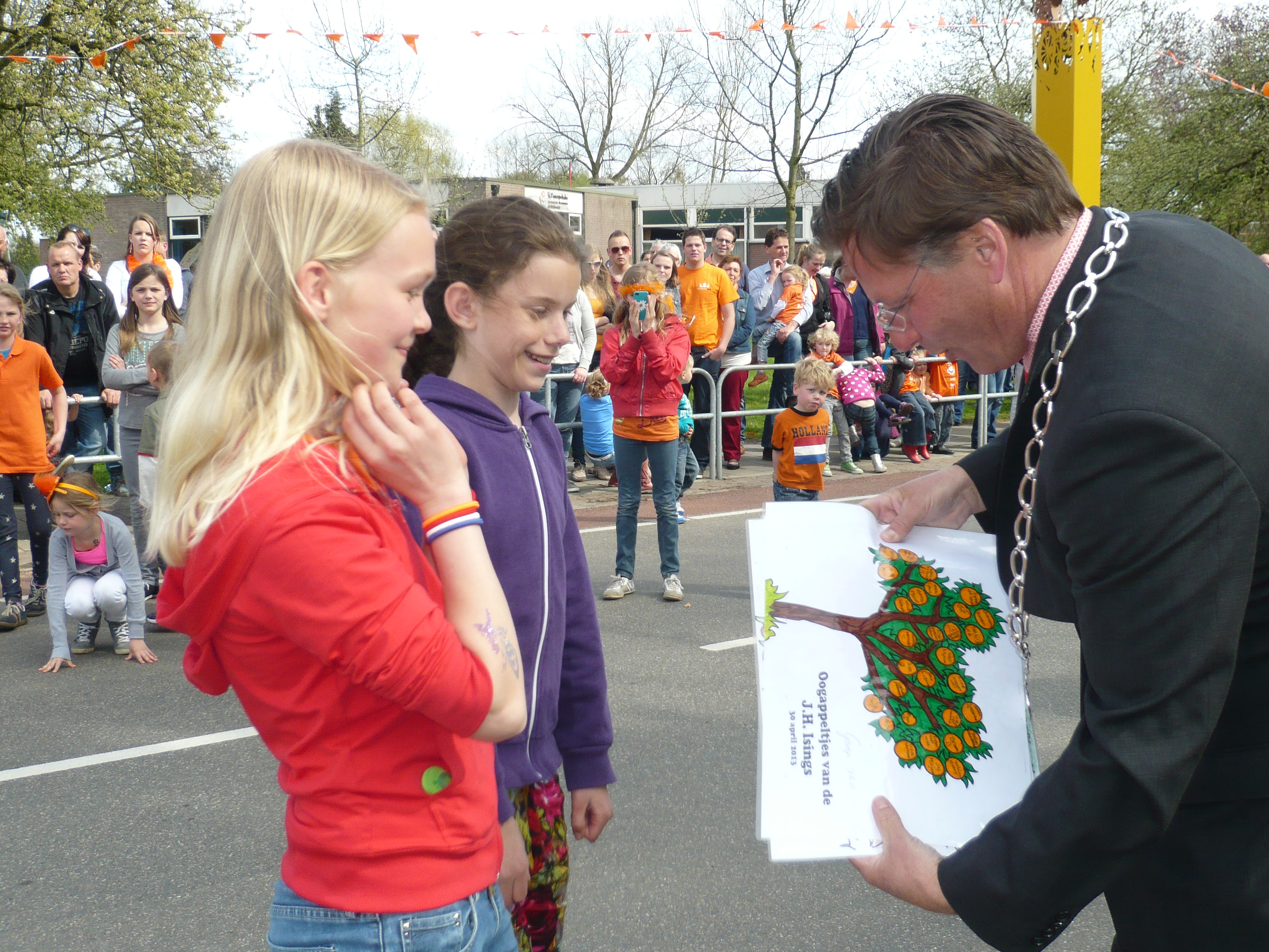 Empe zint uit volle borst het Koningslied