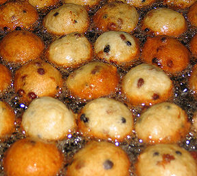 Verkoop oliebollen en appelflappen voor Lathumse kerk