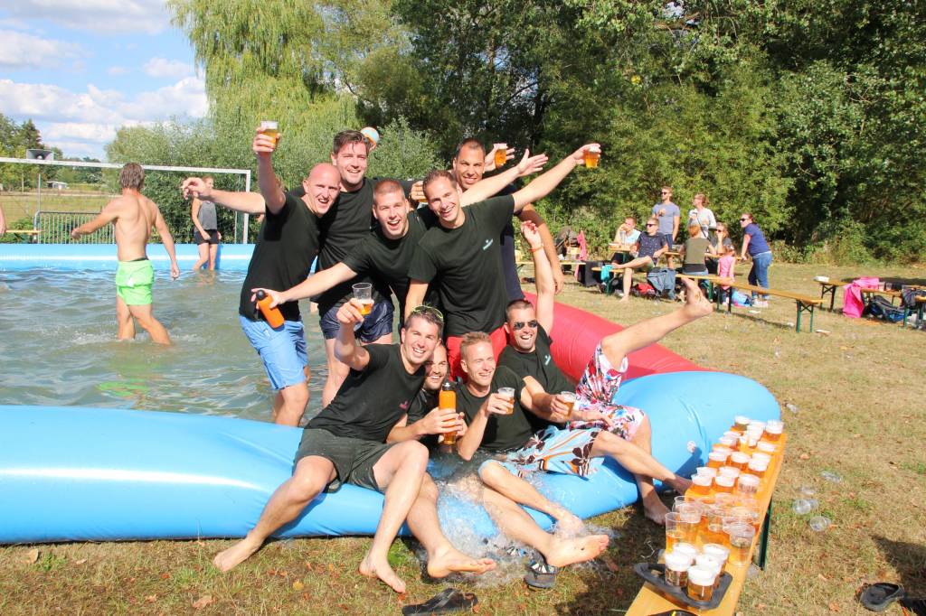 Oranjefeesten in Empe met muziek, survival en volleybal