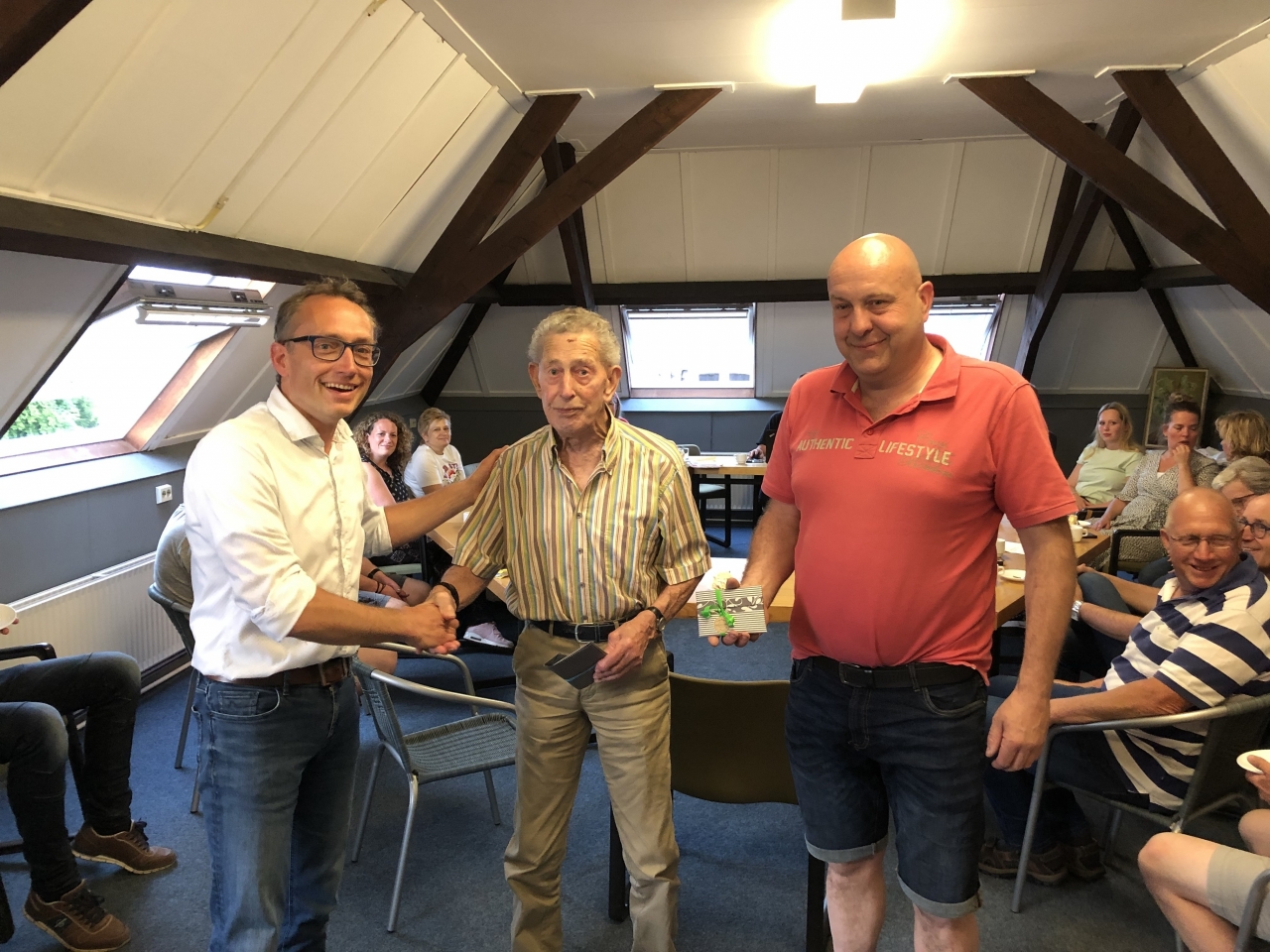 Henk en Erwin nemen na jaren afscheid van Oranjecommissie Leuvenheim