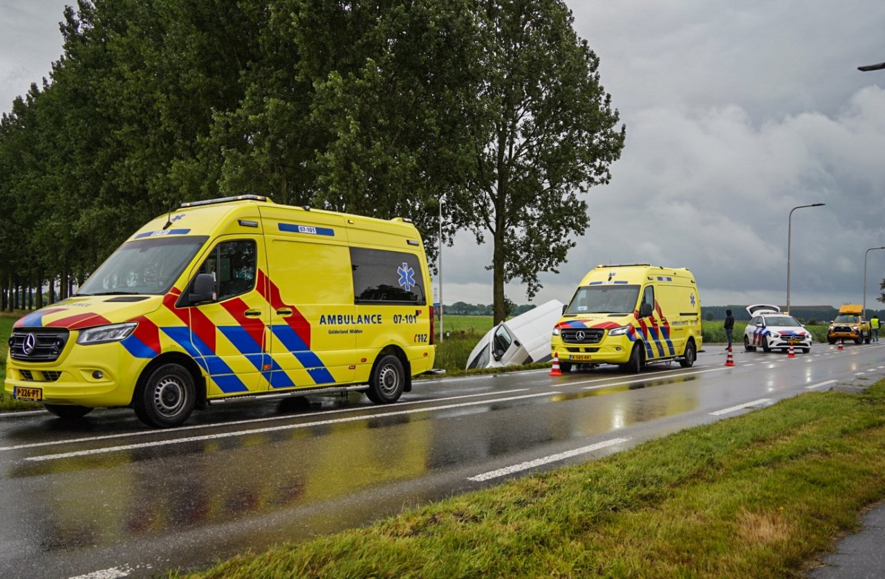 Twee gewonden bij ongeluk in Angerlo, berm bezaaid met pakketjes