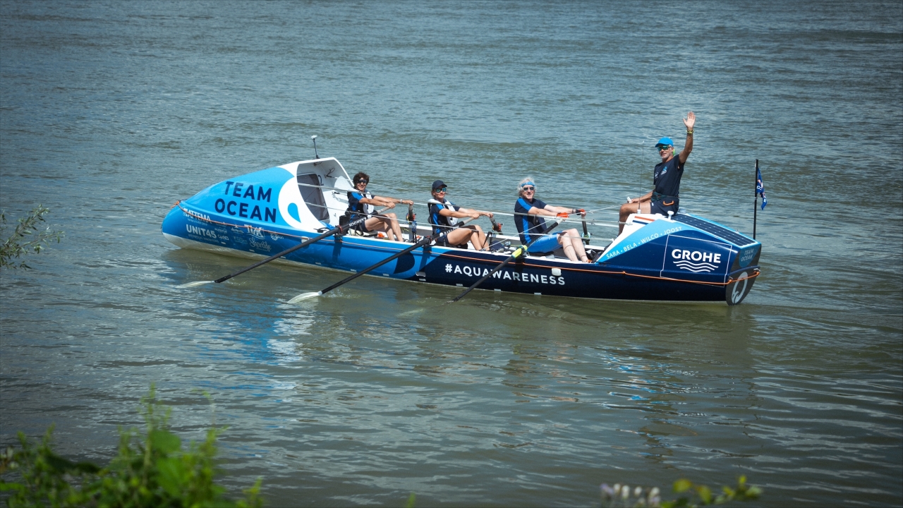 Bela roeit de Rijn over om aandacht te vragen voor waterschaarste