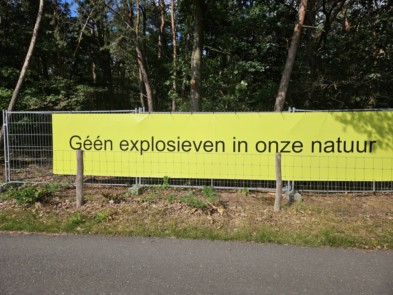 Protest tegen zoeklocatie Defensie bij Loenen
