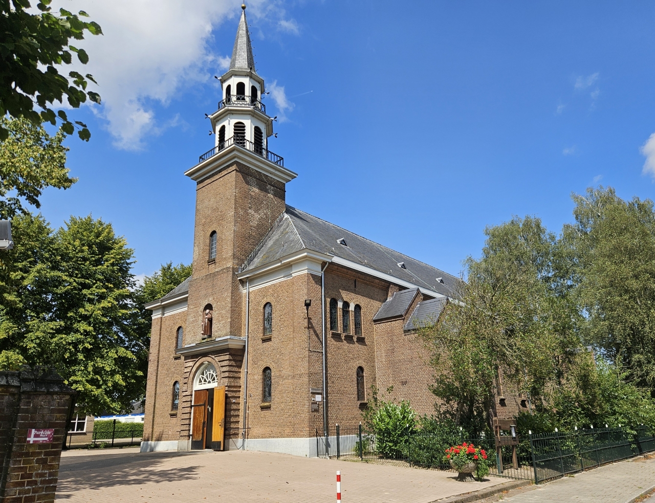 Katholieke kerk Loenen viert jubileum: ‘Belangrijk om een kerk te zijn waar ieder welkom is’
