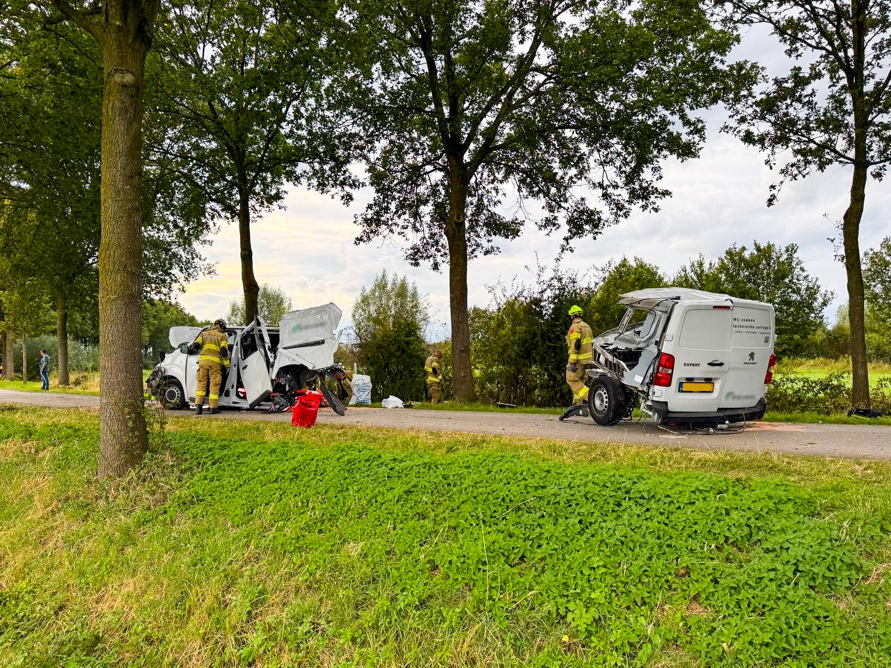 Bestelbus breekt doormidden bij ongeval