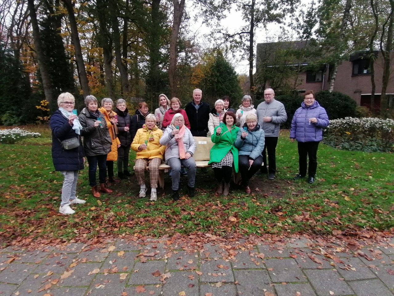 Zonnebloembankje geplaatst in Loenen