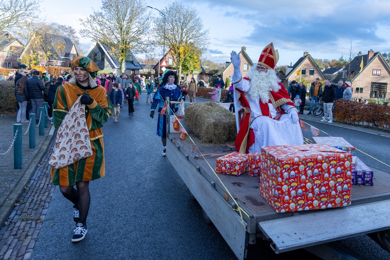 Sinterklaas krijgt warm welkom in Loenen