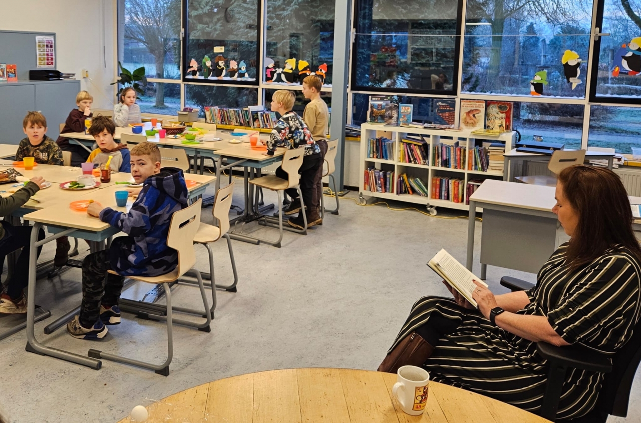 Wethouder leest voor op de Rietgors