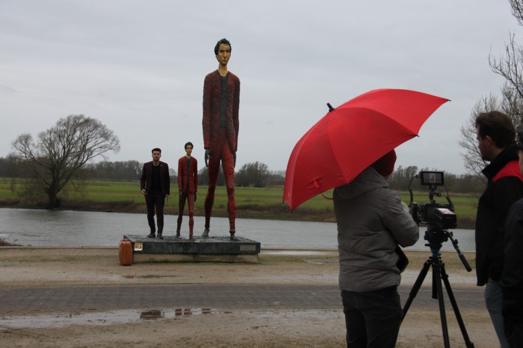 Het mannetje op de IJsselkade is op reis » Regiobode