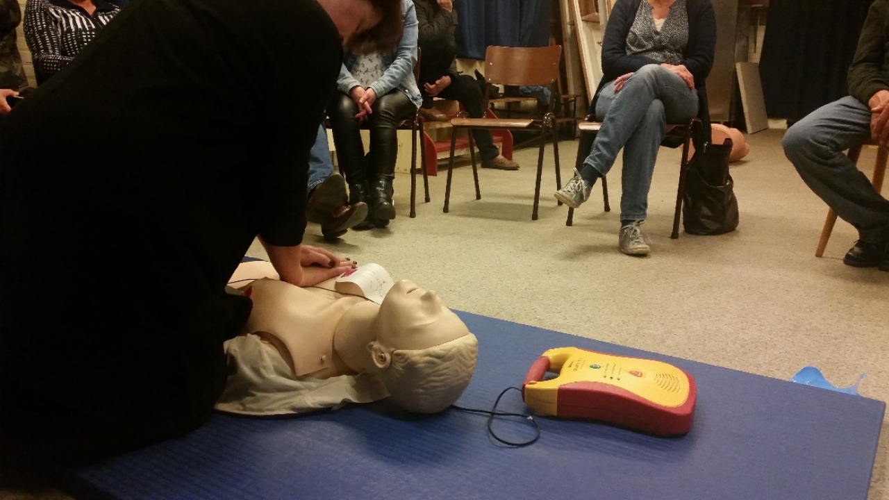 Training reanimatie en AED in Empe