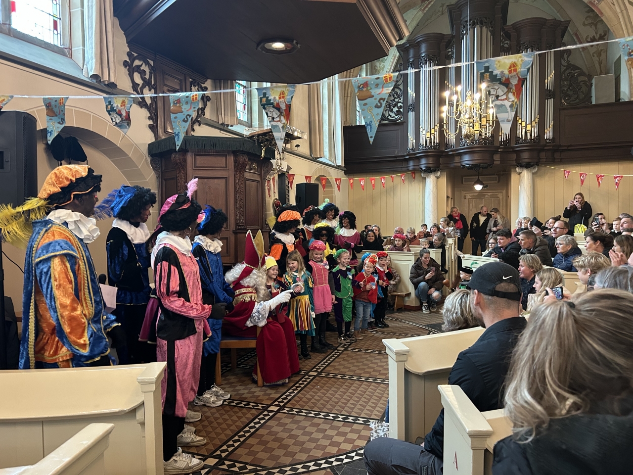 Sint en pieten treden op bij intocht Hall