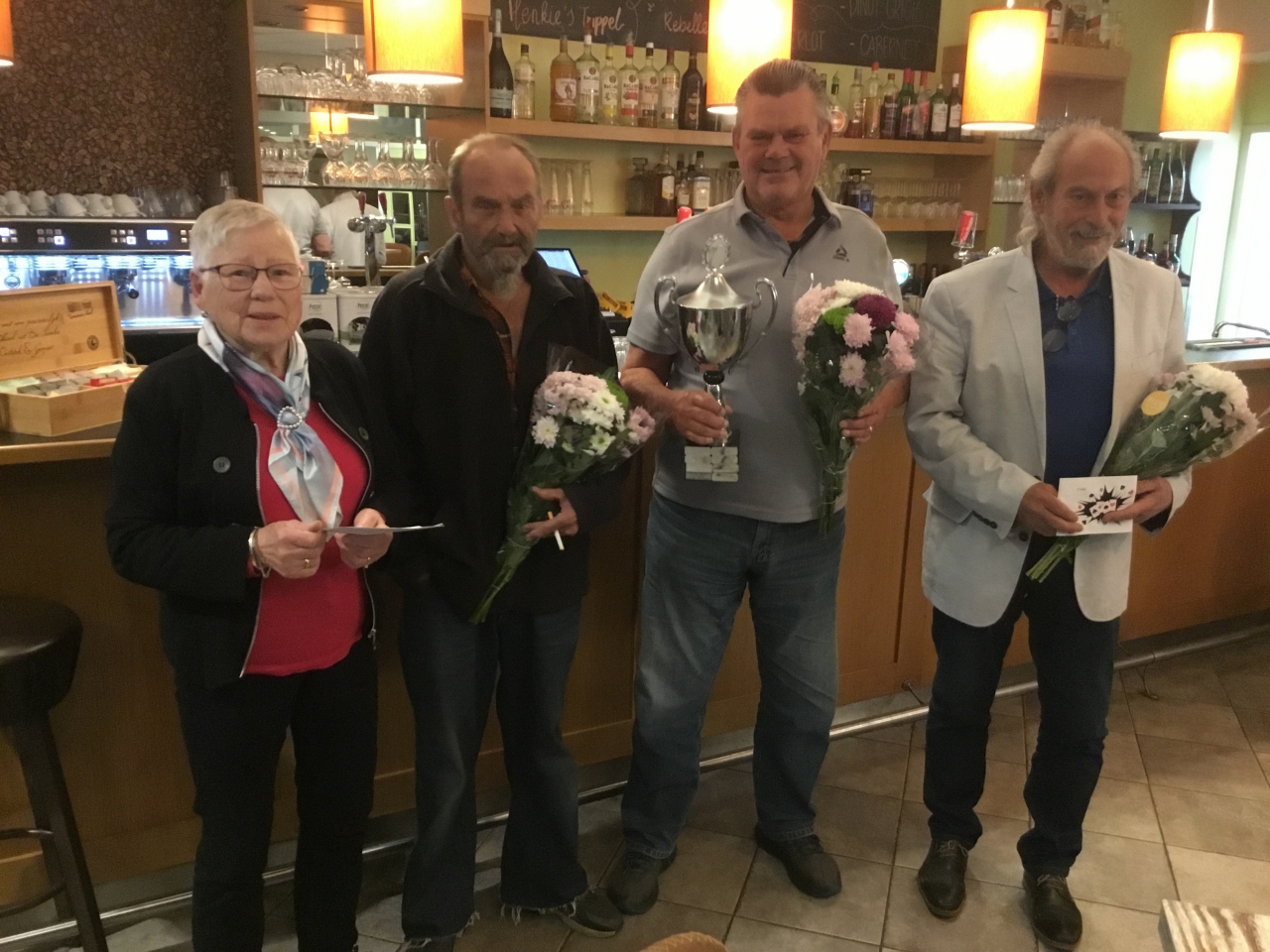 De kampioenen van Klaverjasvereniging Theothorne