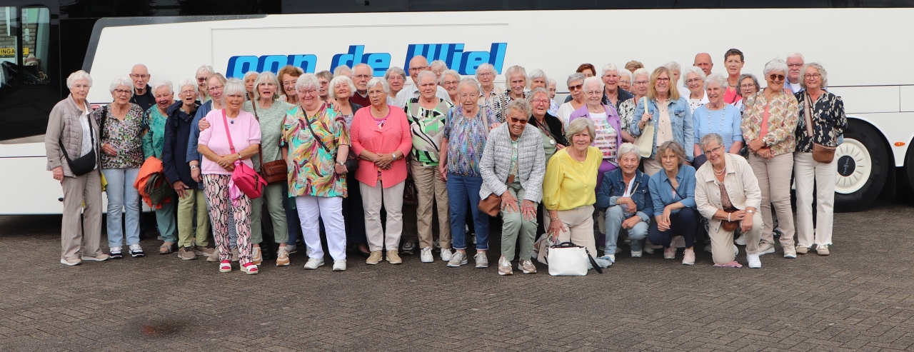 Leden Vereniging Ouderenbelang Eerbeek op bezoek bij museum in Langenboom