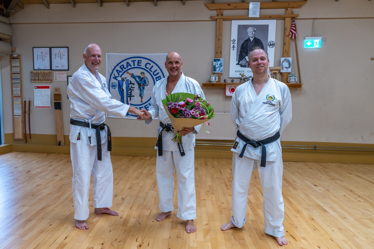 Karate Club Eerbeek viert 20-jarig jubileum en eert oprichter