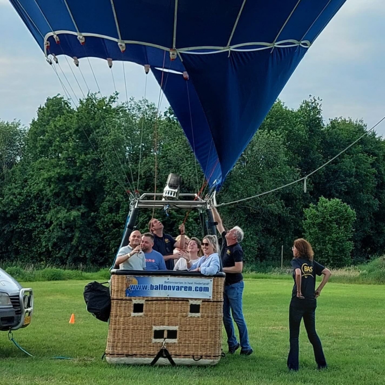 Loenense feestgangers met ballon de lucht in