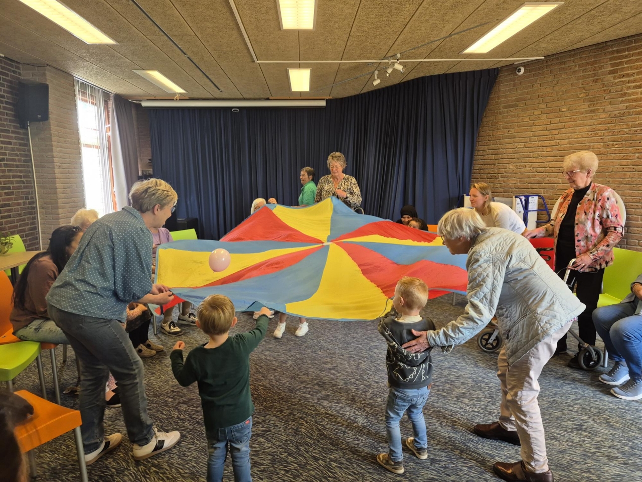 Jong en oud maken samen muziek