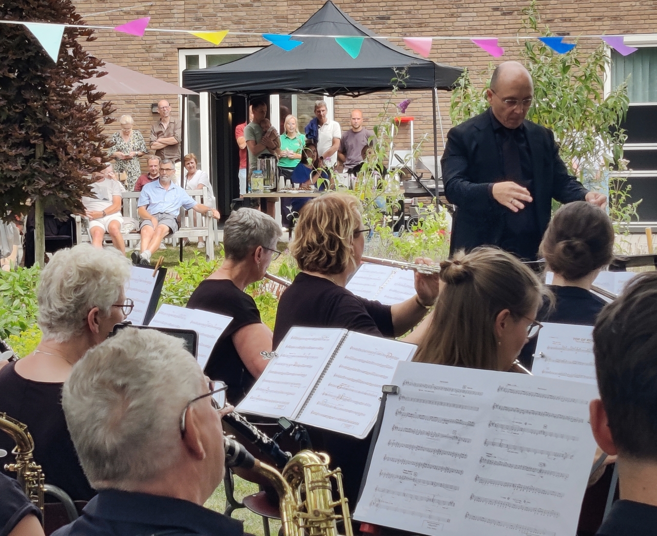 Harmonie Orkest Brummen zwaait dirigent Römanö Mediati uit