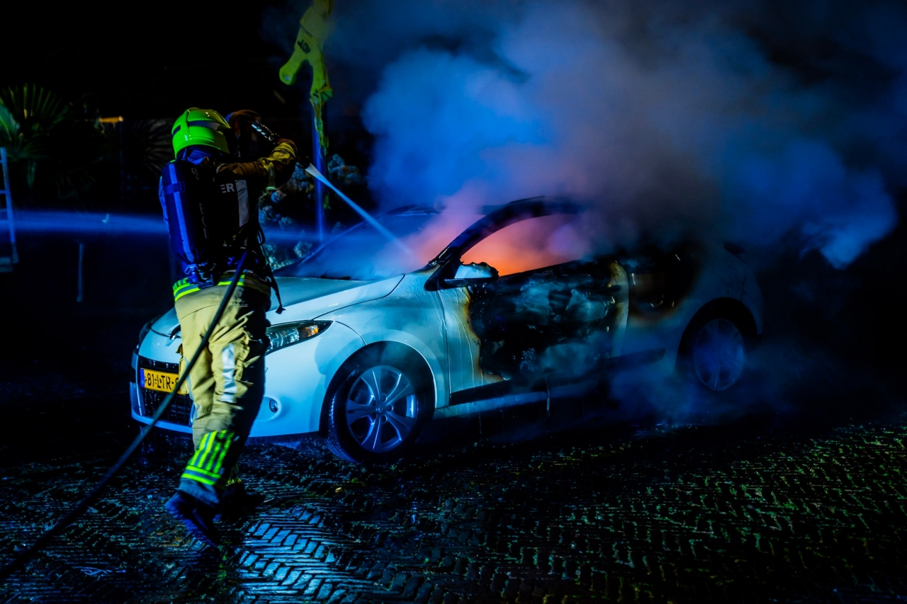 Auto uitgebrand, politie denkt aan brandstichting