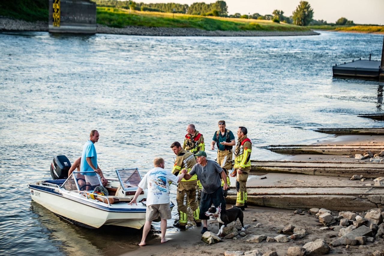 Hond gered uit IJssel