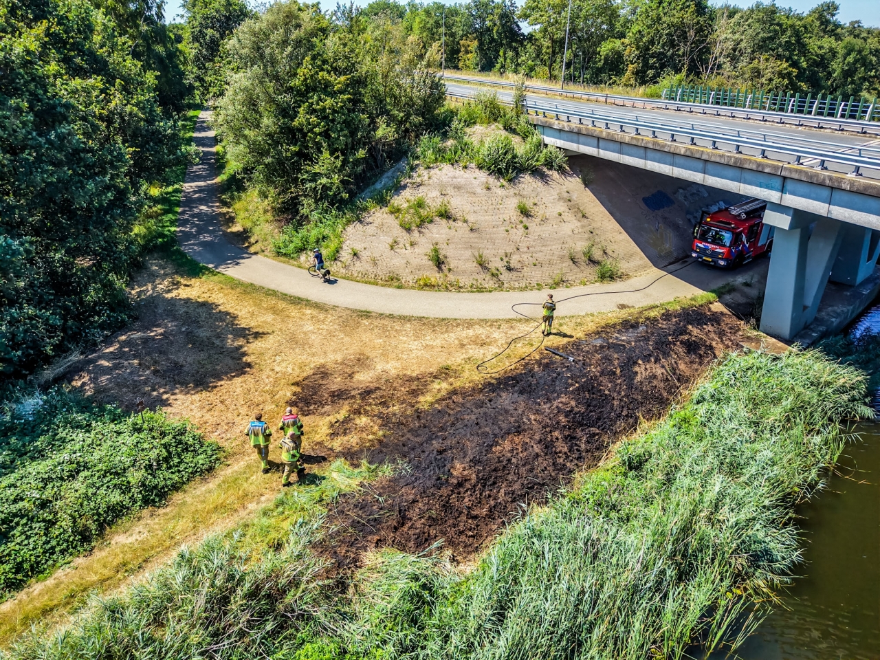 Brandweer krijgt bermbrand snel onder controle
