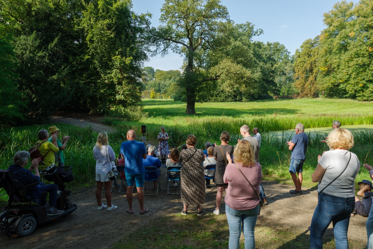 Theaterwandeling langs acht podia op Hof te Dieren