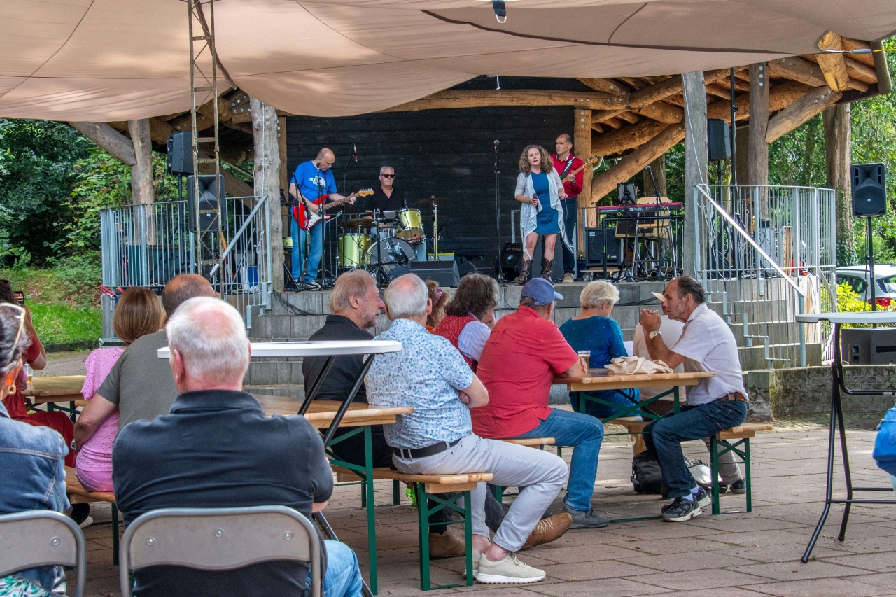 Muziek van eigen bodem in muziektent in Ellecom