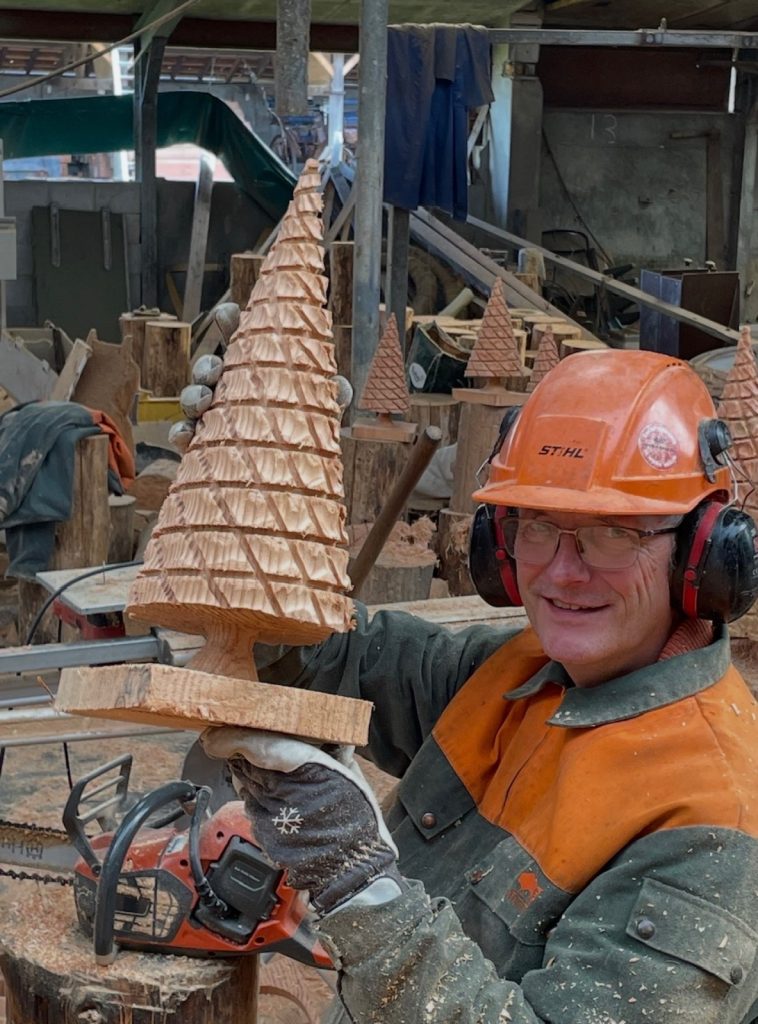 Demonstratie houten kerstboompjes zagen in Hummelo
