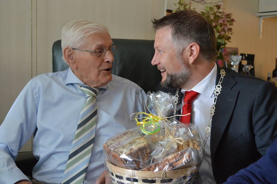 bernard mulder viert 103e verjaardag met burgemeester dadema » Salland ...