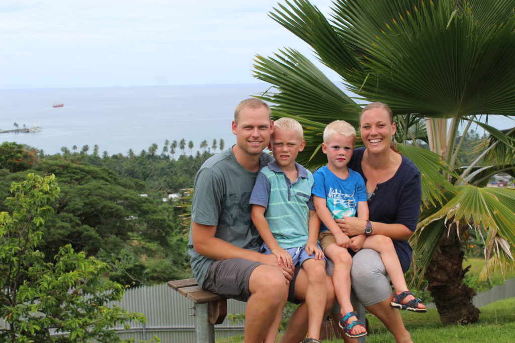 Piloot Wilfred Knigge en zijn vrouw Harriëtte voor verlof terug in Laag Zuthem