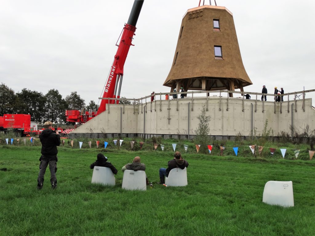 Zware kap op nieuwe energiemolen Wesepe geplaatst