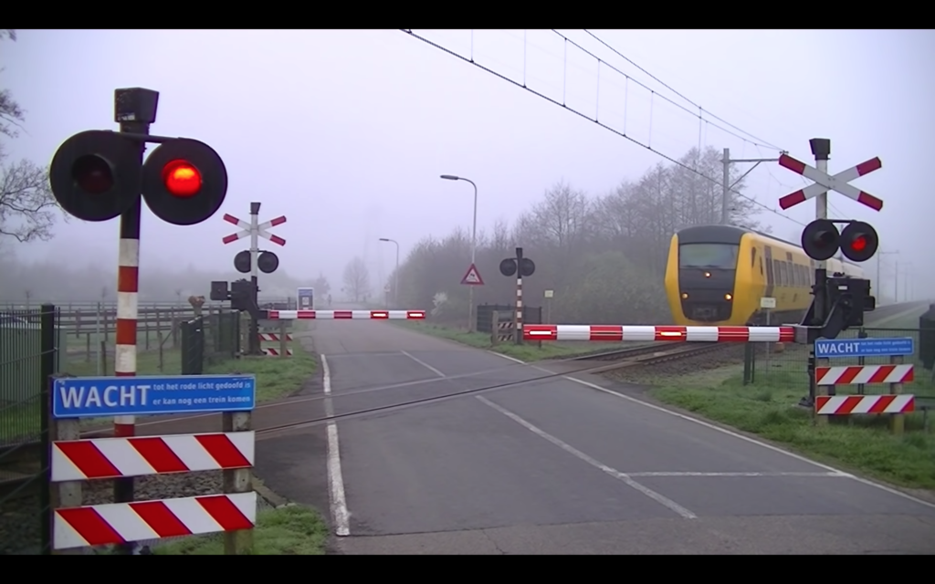 Ludieke livestream radiozender 3FM van spoorwegovergang in Laag Zuthem