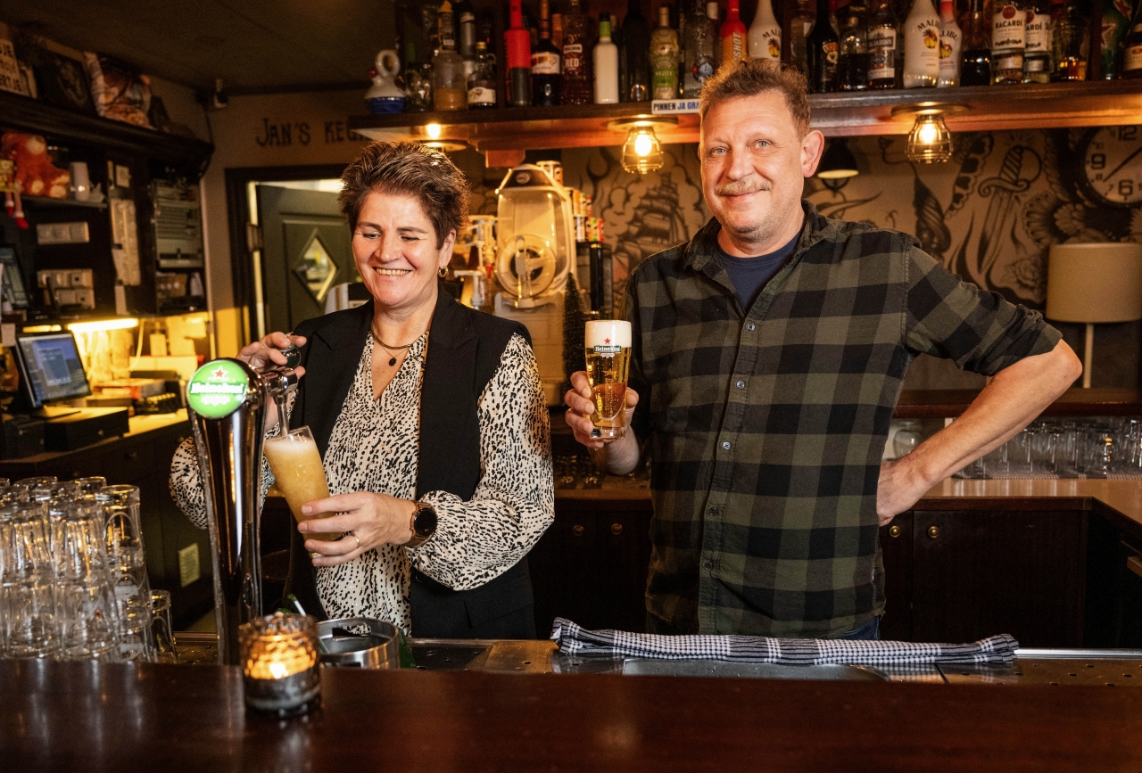 Heineken schenkt duizend liter bier aan Café de Schoenmaker