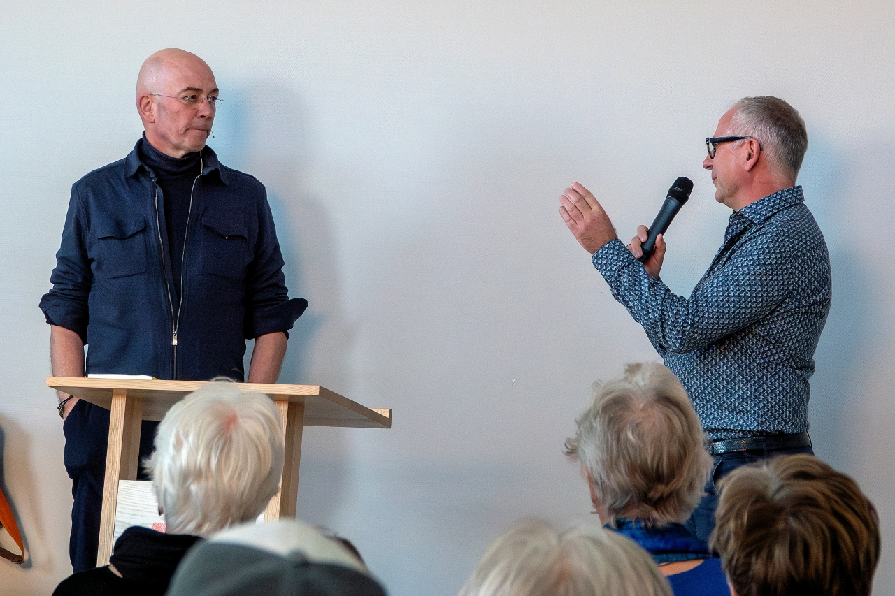 Bijna vol Langhuus voor schrijver Tommy Wieringa » Salland Centraal