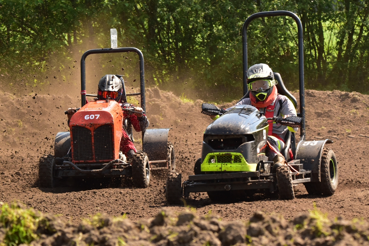 Oranjefeesten Eikelhof met zitmaaierrace en veel muziek