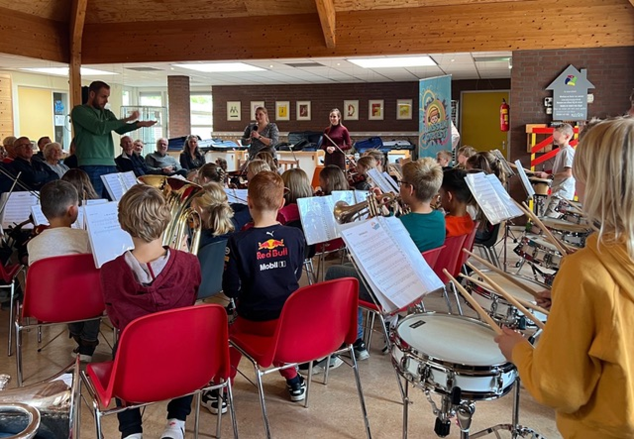 Concerten van kinderen uit Heeten, Heino en Lettele met hulp van plaatselijke muziekverenigingen