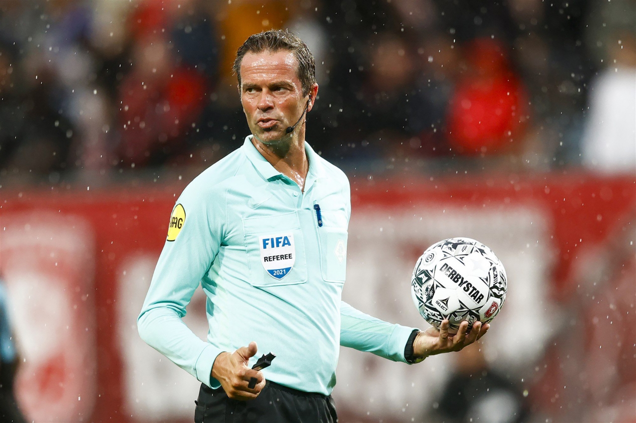 Scheidsrechter Bas Nijhuis naar Bras Koer