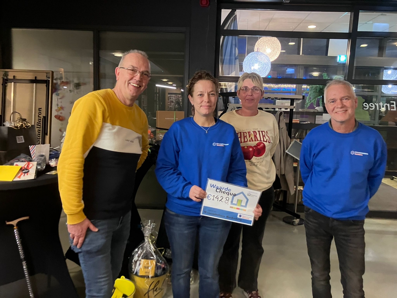 Bingo Heino overhandigt 1428 euro aan WensAmbulance