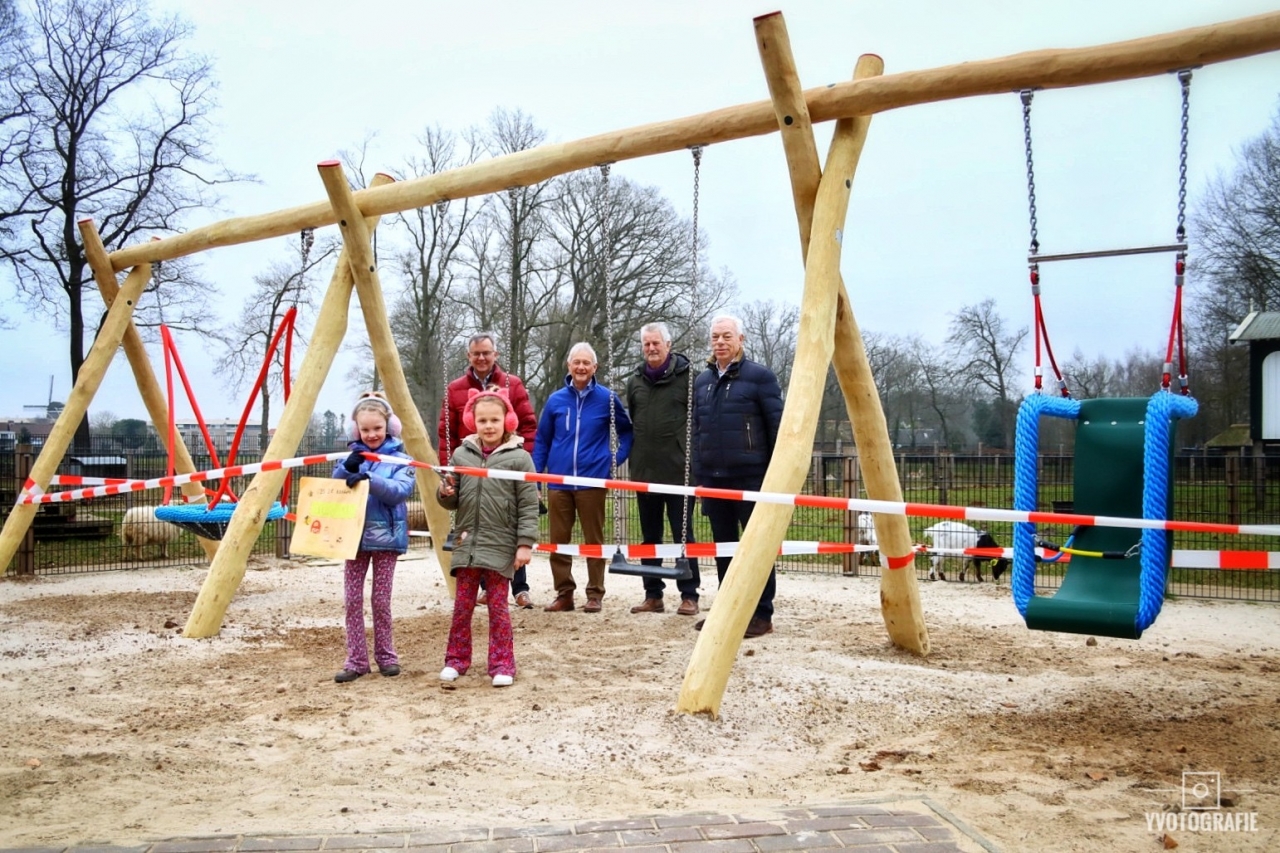 Nieuwe schommels voor Kinderboerderij Ommen